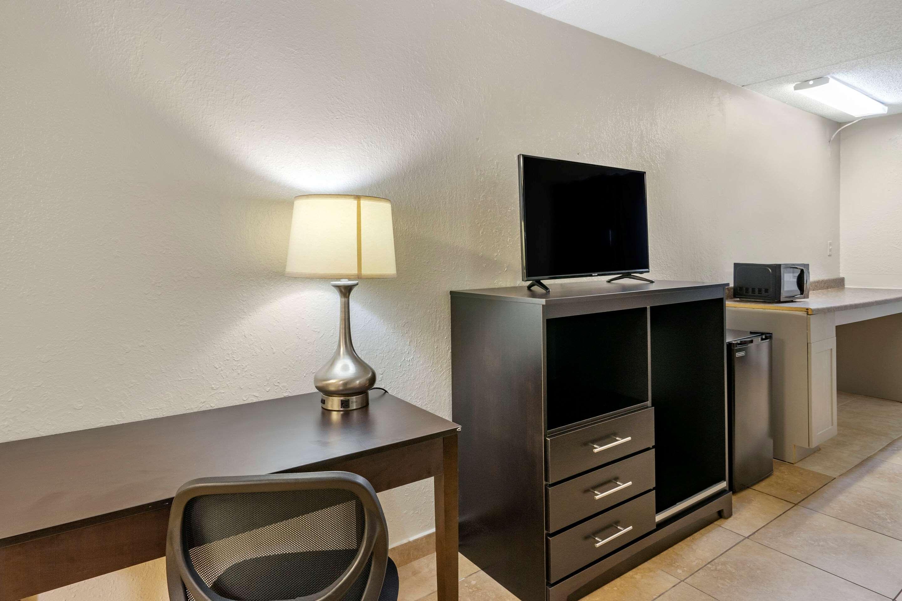 Rodeway Inn Clearwater-Dunedin Bagian luar foto