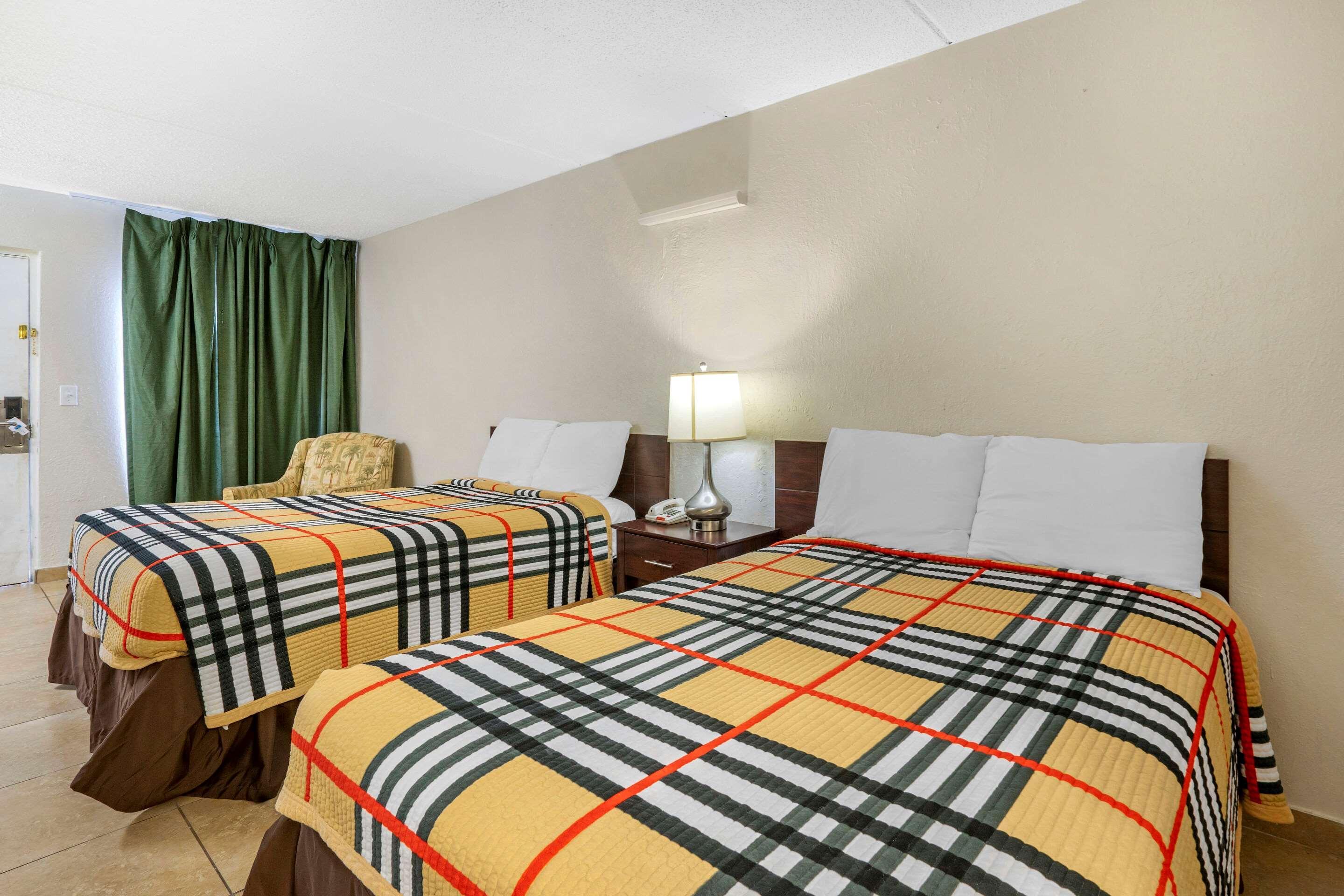 Rodeway Inn Clearwater-Dunedin Bagian luar foto