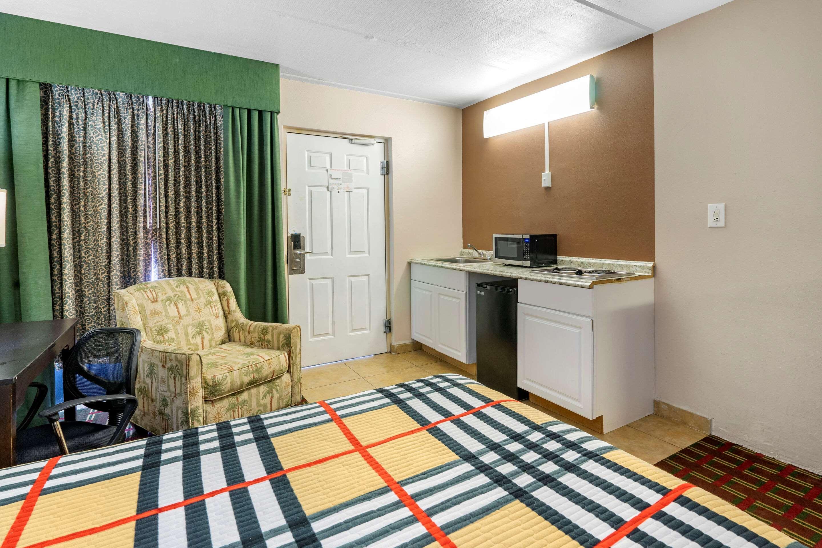 Rodeway Inn Clearwater-Dunedin Bagian luar foto