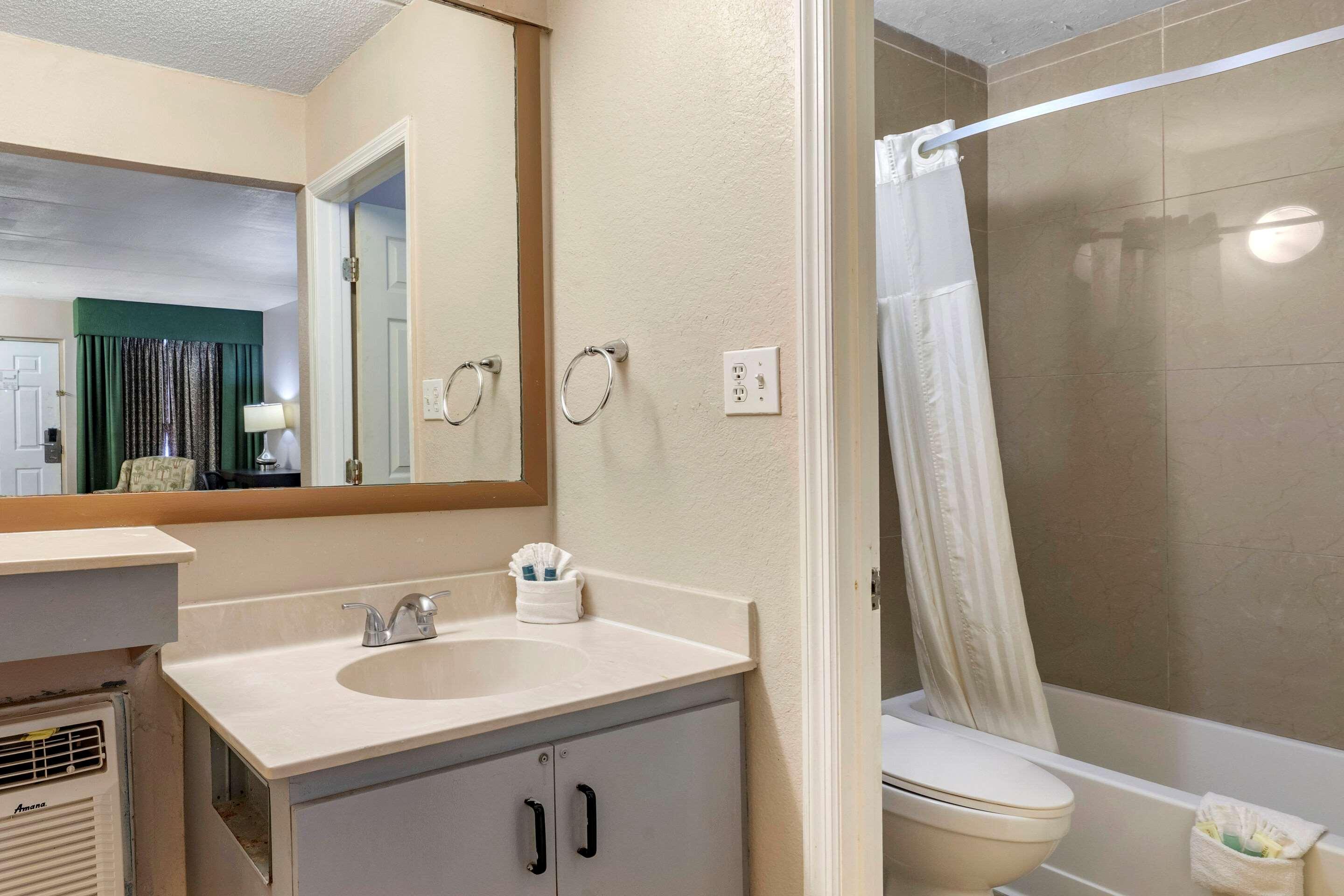 Rodeway Inn Clearwater-Dunedin Bagian luar foto