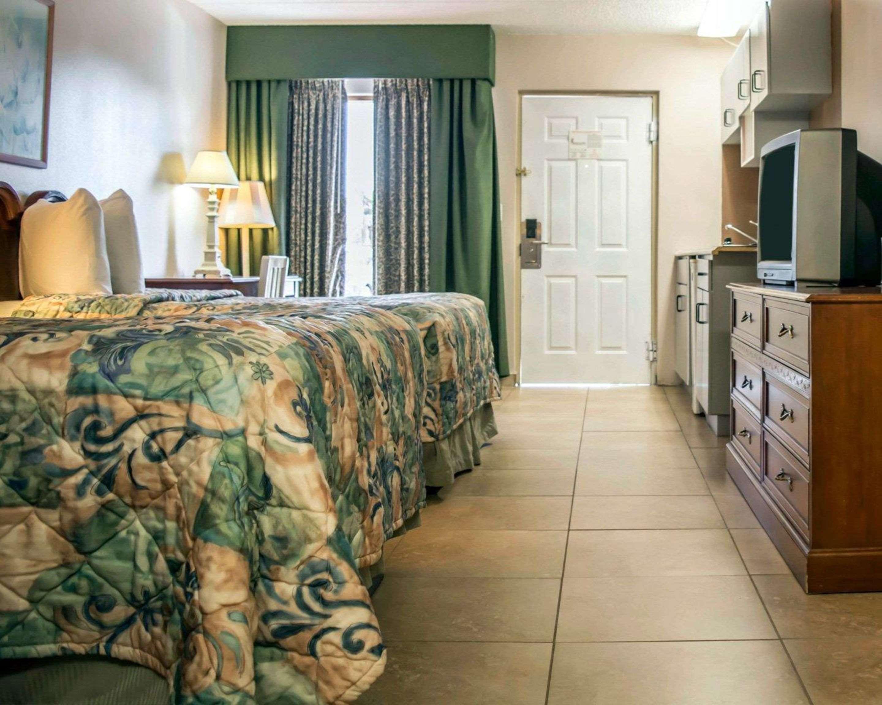 Rodeway Inn Clearwater-Dunedin Bagian luar foto