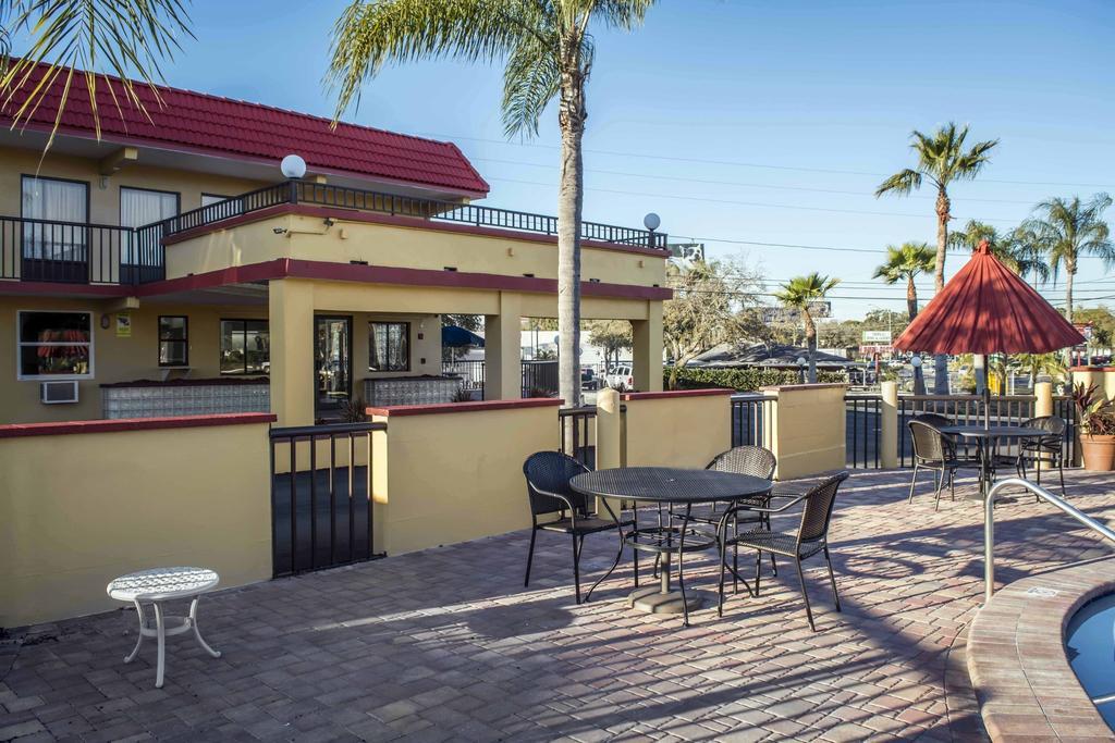 Rodeway Inn Clearwater-Dunedin Bagian luar foto