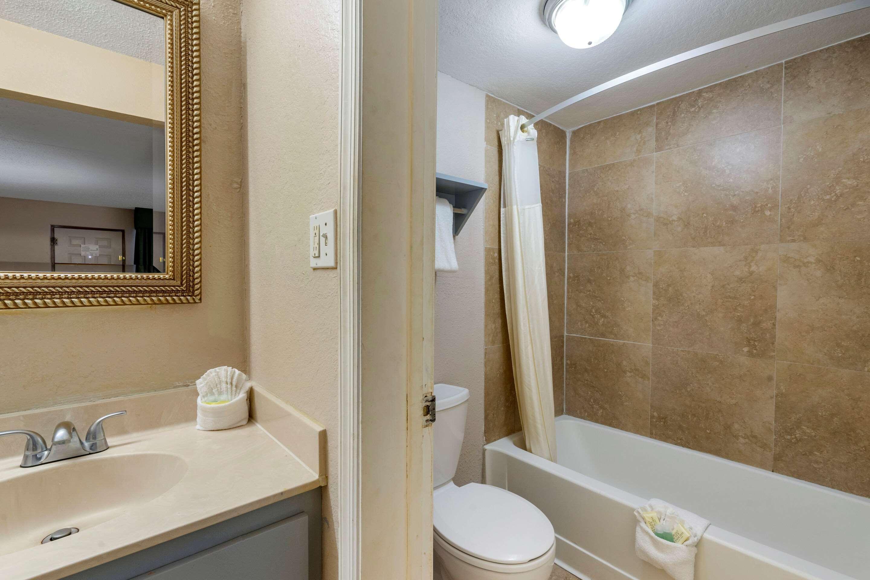 Rodeway Inn Clearwater-Dunedin Bagian luar foto
