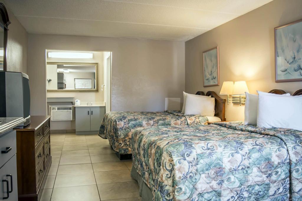 Rodeway Inn Clearwater-Dunedin Bagian luar foto