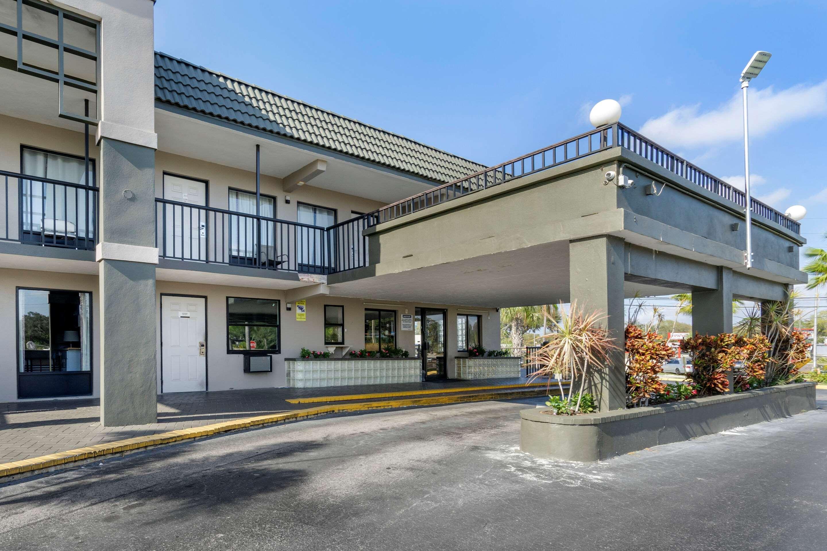 Rodeway Inn Clearwater-Dunedin Bagian luar foto