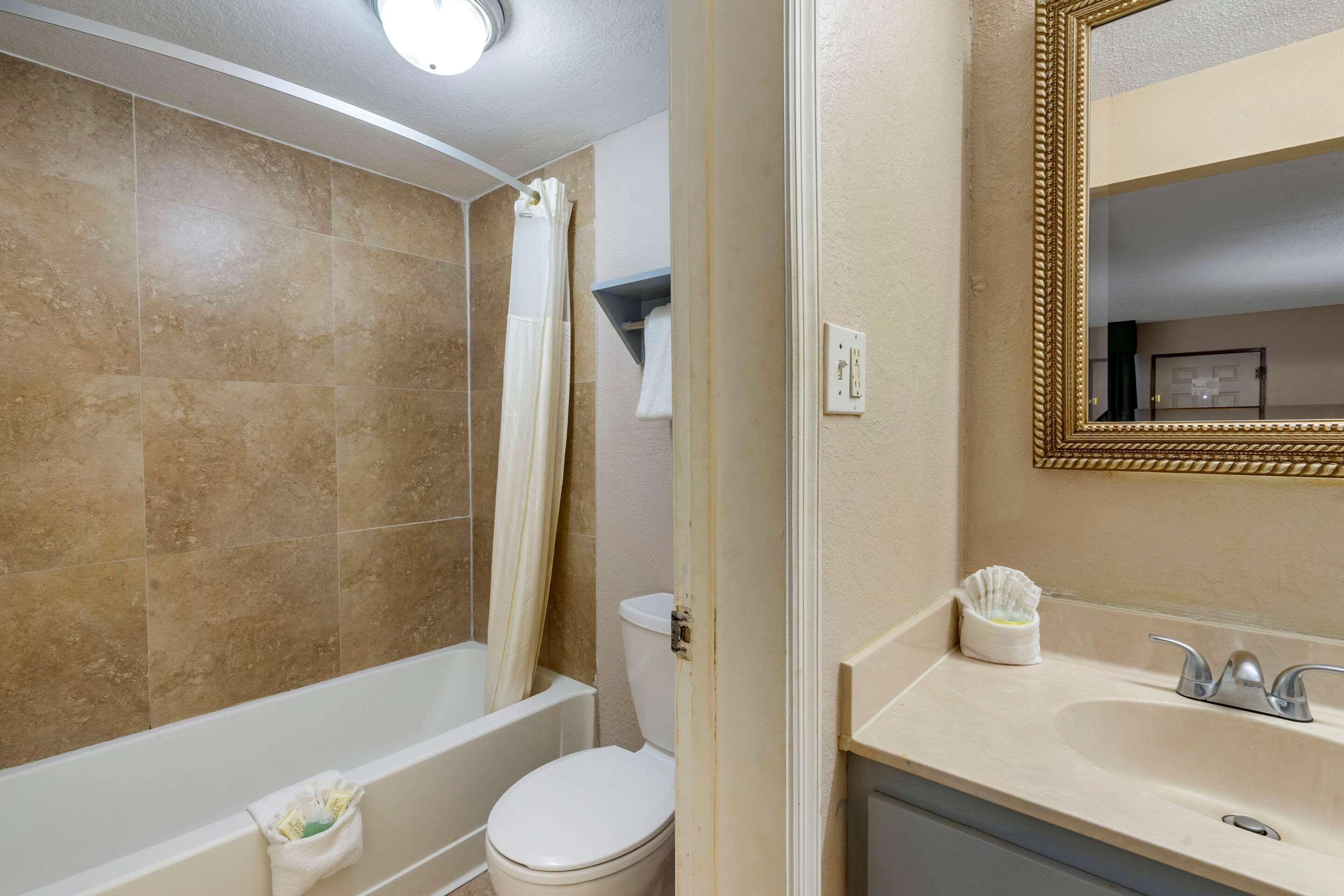 Rodeway Inn Clearwater-Dunedin Bagian luar foto