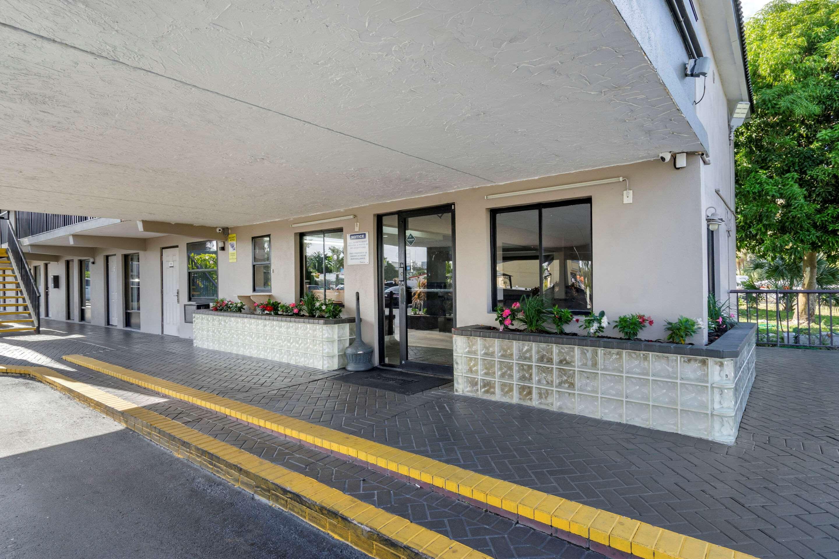Rodeway Inn Clearwater-Dunedin Bagian luar foto