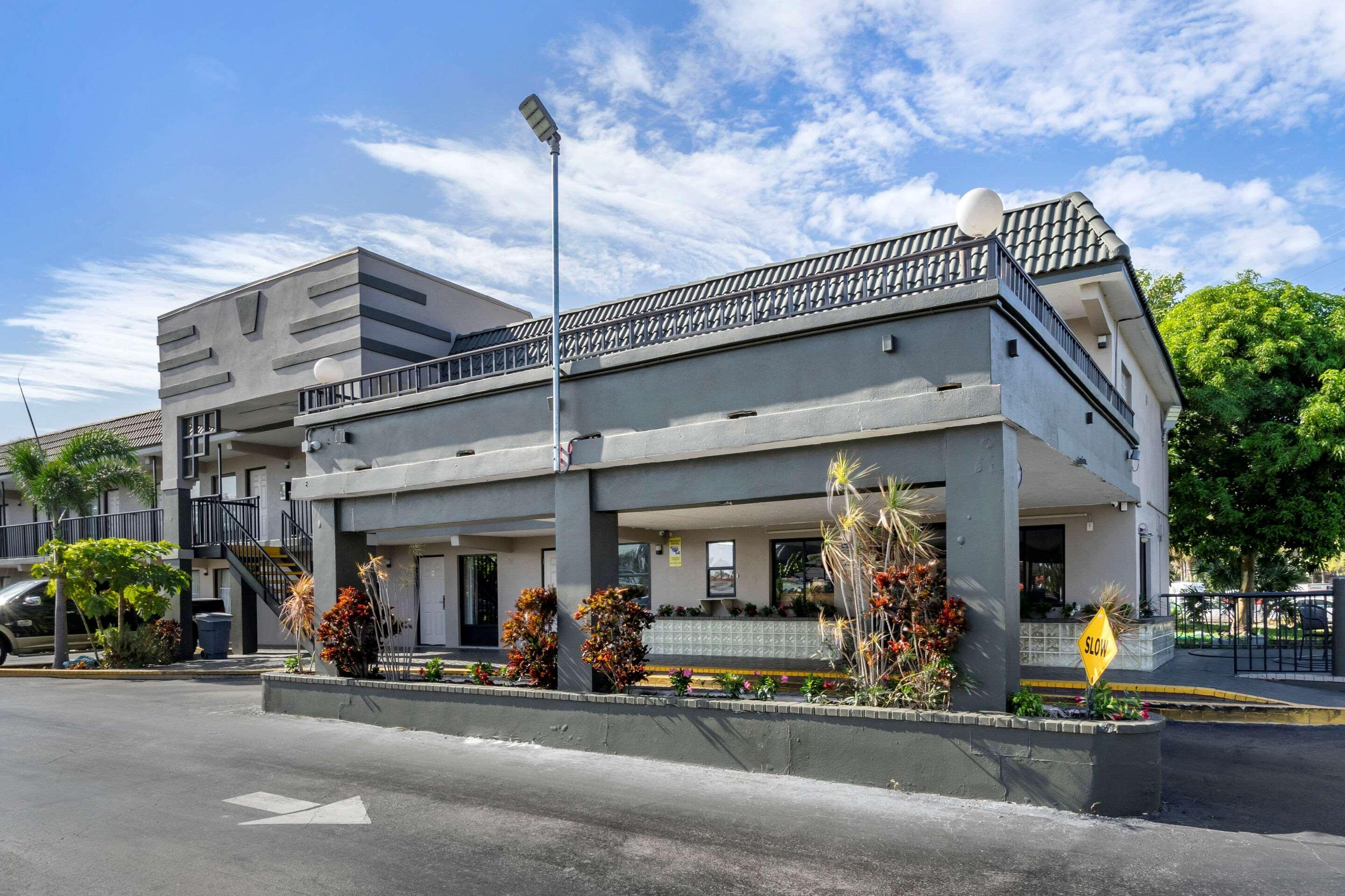 Rodeway Inn Clearwater-Dunedin Bagian luar foto