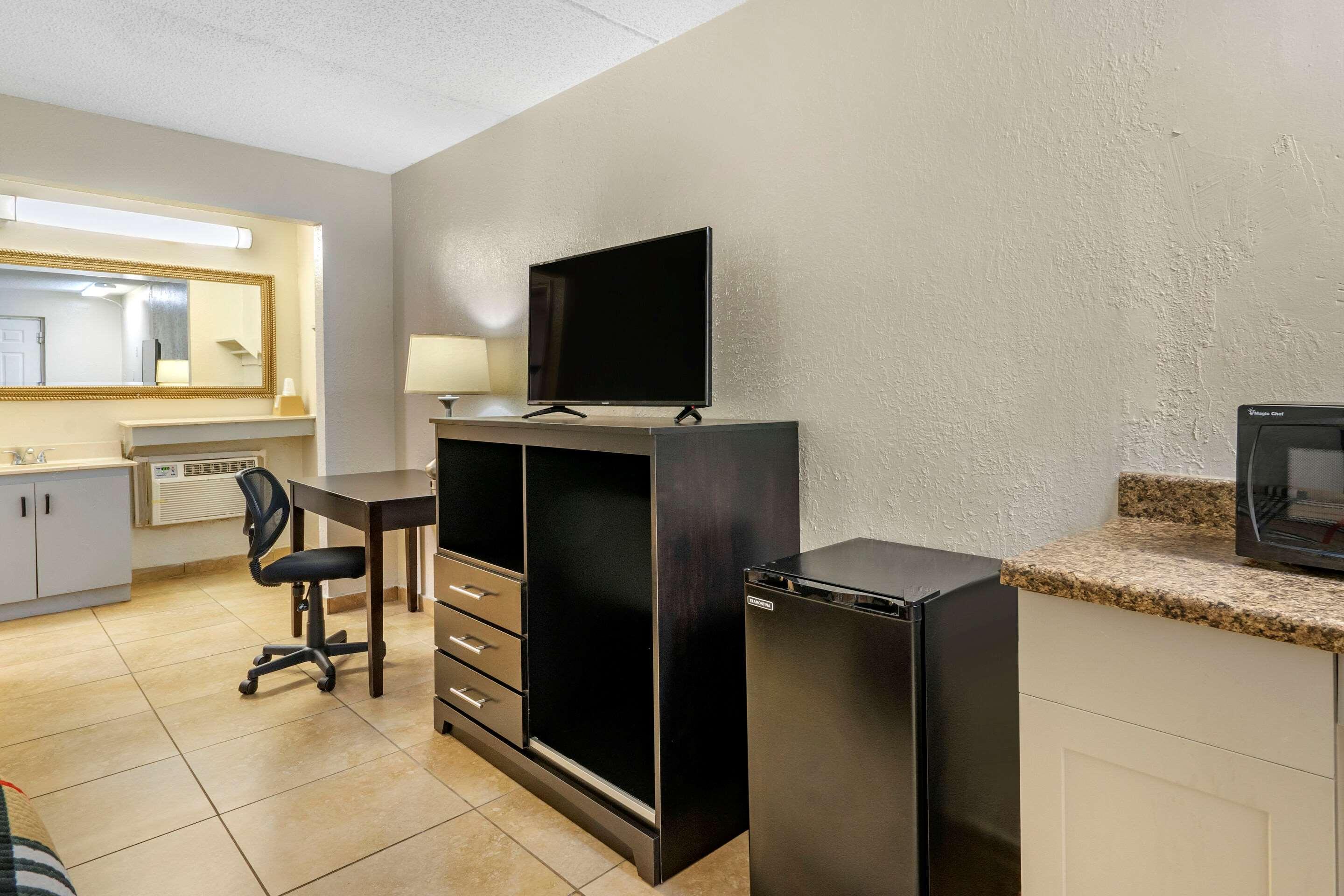 Rodeway Inn Clearwater-Dunedin Bagian luar foto